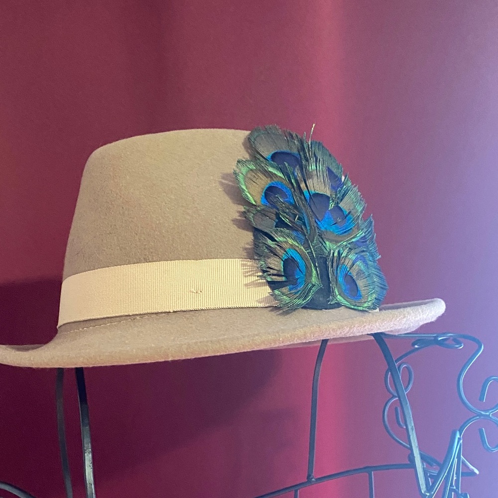 Elegant Beige Fedora with Peacock Feather Accent